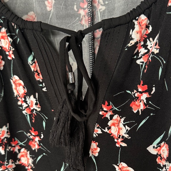 White House Black Market Black and Pink Floral Sleeveless Blouse With Front Tie - Picture 3 of 12